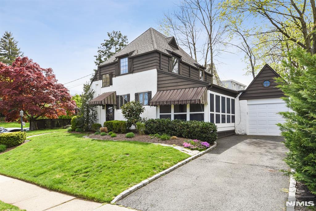 869 Ridgewood Road _