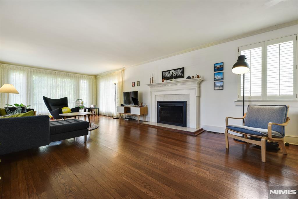 869 Ridgewood Road _