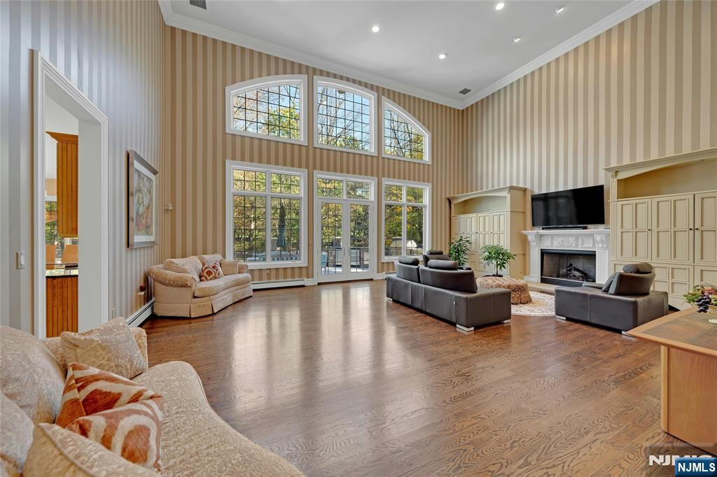 186 E Saddle River Road
