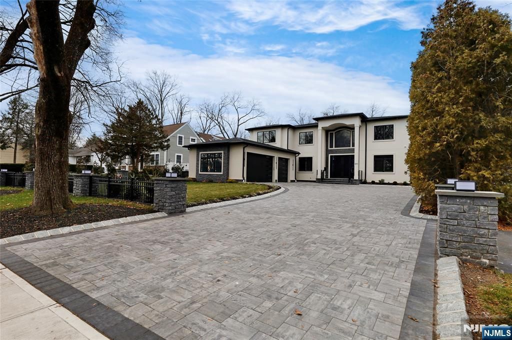 Photo of 311 Farview Avenue, Paramus, NJ 07652 (MLS # 26016871)