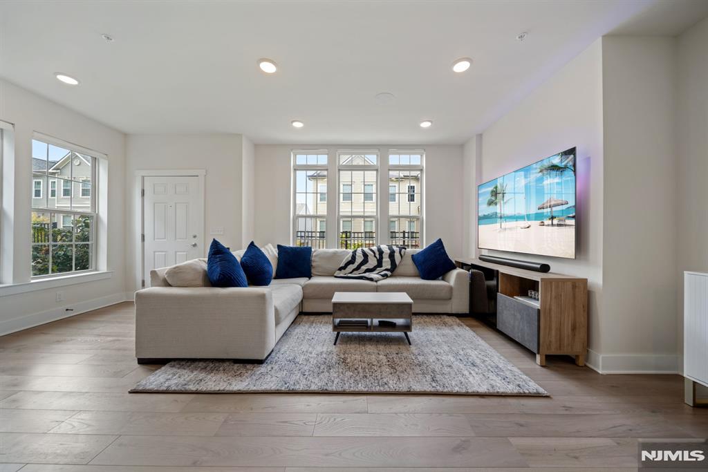 16 Arnold Drive 5308