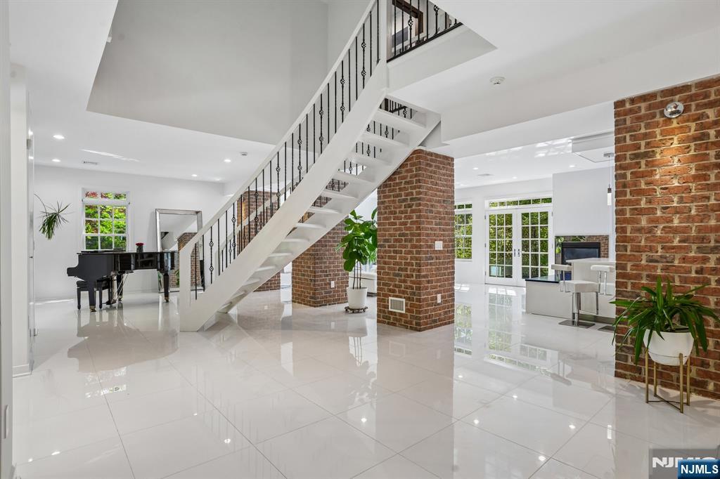 2B Paris Avenue