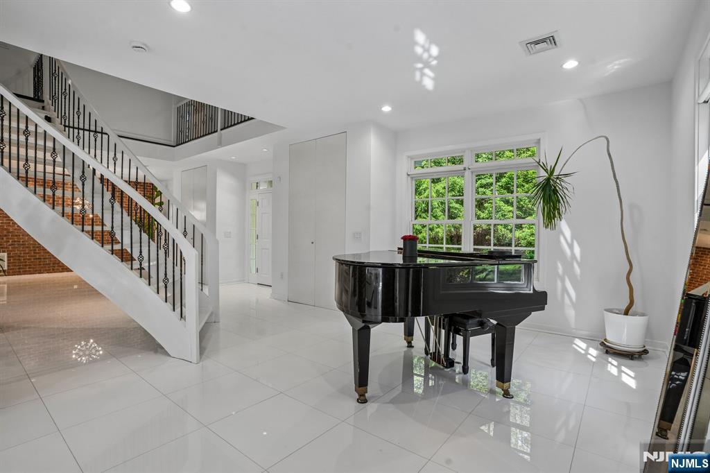 2B Paris Avenue