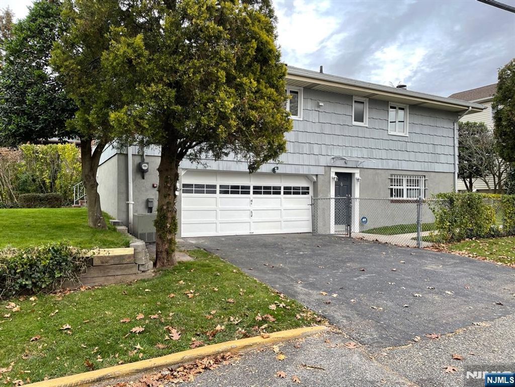 Photo of 1626 Maple Street, Fort Lee, NJ 07024 (MLS # 26015251)
