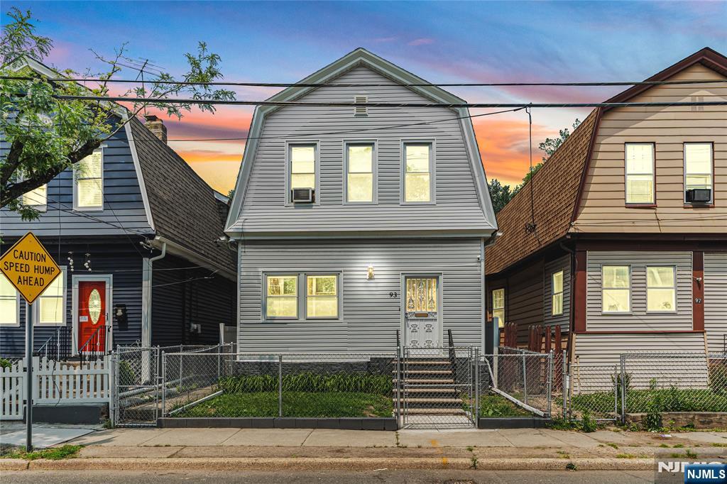 93 Washington Avenue, Irvington, New Jersey - 2 Bedrooms  
1 Bathrooms  
5 Rooms - 