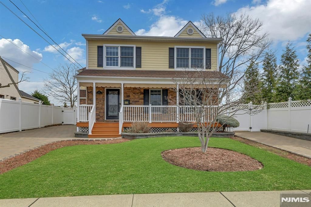 Photo of 488 Fairlawn Parkway, Saddle Brook, NJ 07663 (MLS # 26009289)