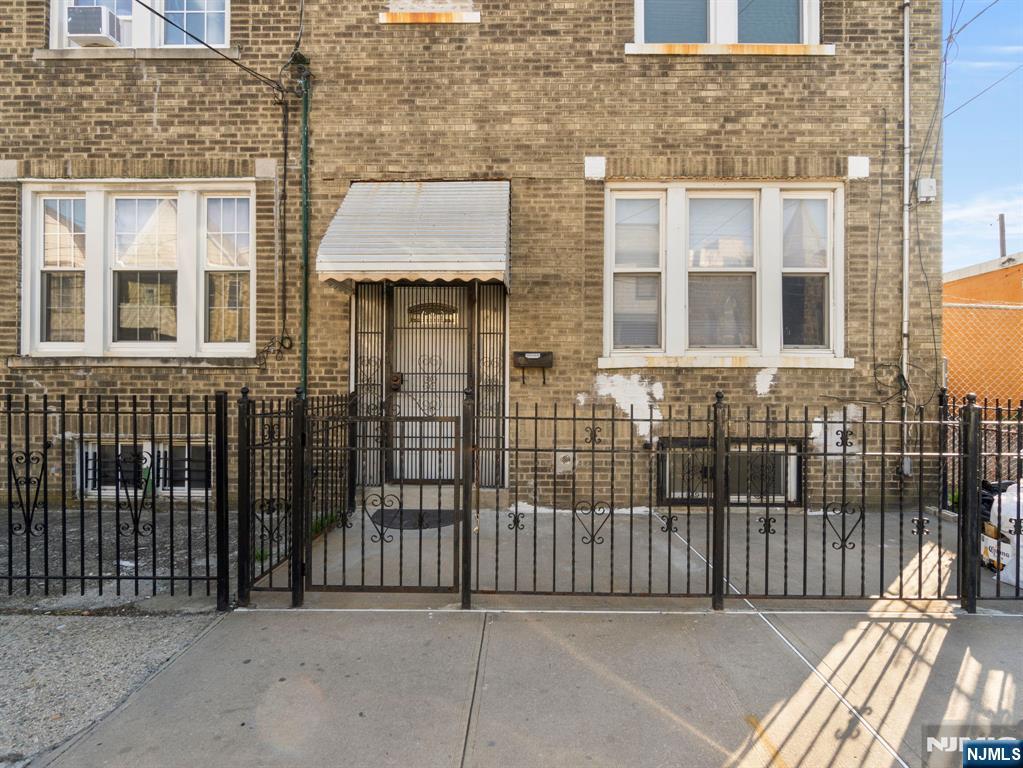151 Stevens Avenue, Jersey City, New Jersey - 4 Bedrooms  
2 Bathrooms  
5 Rooms - 
