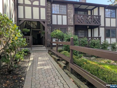 Photo of 1904 Faulkner Court, Mahwah, NJ 07430 (MLS # 25039032)