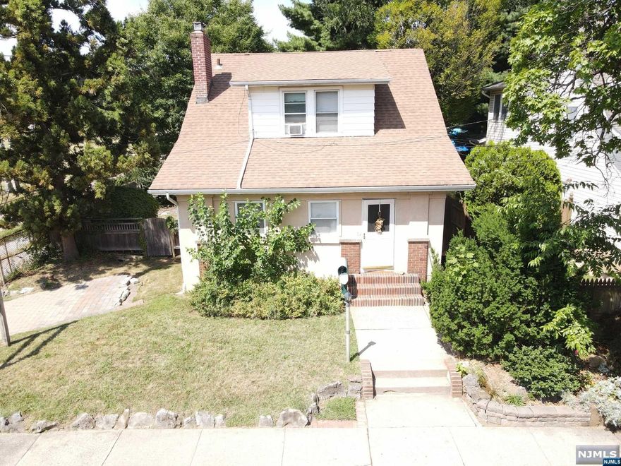 PRICE REDUCED AND READY TO SELL...LOOKING FOR OFFER THAT CAN CLOSE QUICKLY. CASH PREFEERED. Showings to will be held only TIL TUES 3/7 6PM ,H &B DUE @ 6PM WED. by appointment only!!! dont just show up. MK sure your appt IS SET. HOUSE IS VACANT. HOUSE IS SOLD AS IS WHERE IS ZERO REPAIRS.