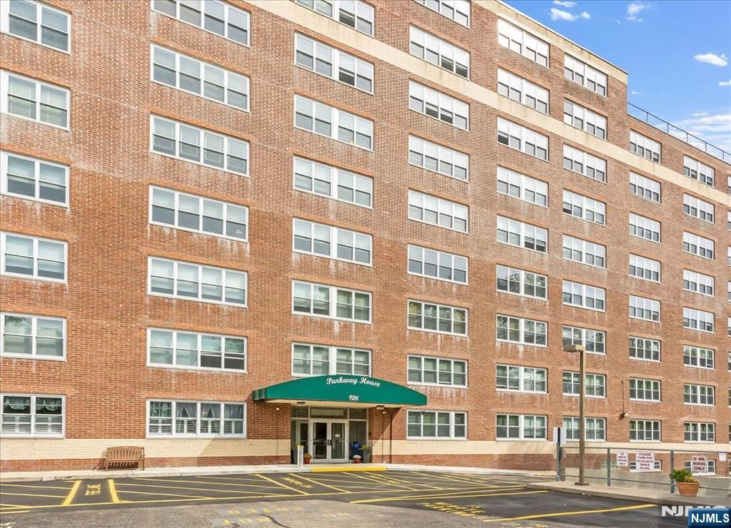Photo of 926 Bloomfield Avenue, Glen Ridge, NJ 07028 (MLS # 25035682)