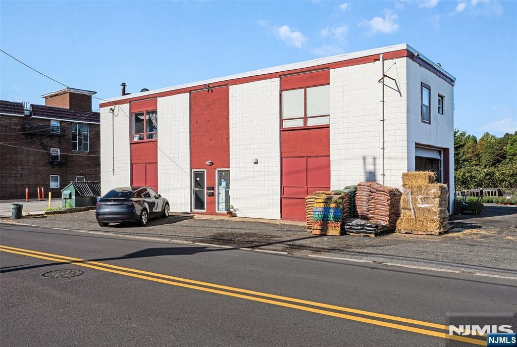 275 River Road