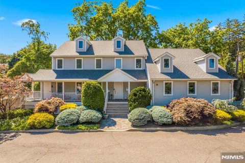Photo of 646 Teaneck Road, Teaneck, NJ 07666 (MLS # 26017420)