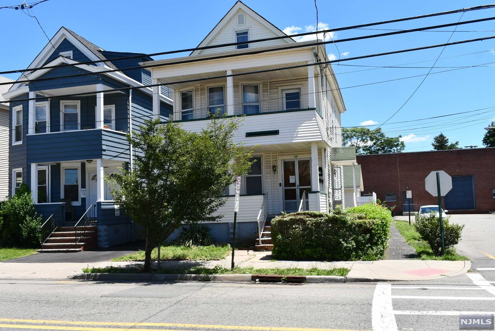 Main image without alt text