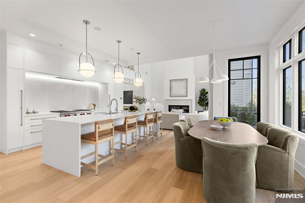 6 Stone Bridge Court