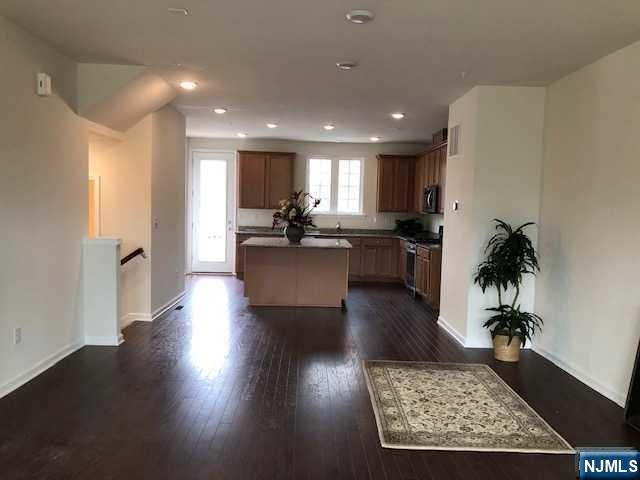 32 Litchfield Lane 403