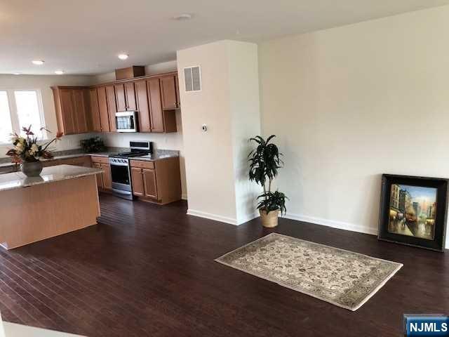32 Litchfield Lane 403