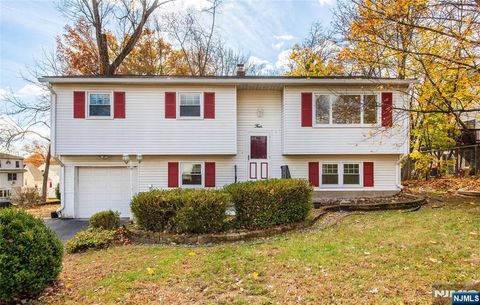 Photo of 4 Maureen Ct, Denville Township, NJ 07034 (MLS # 25040807)