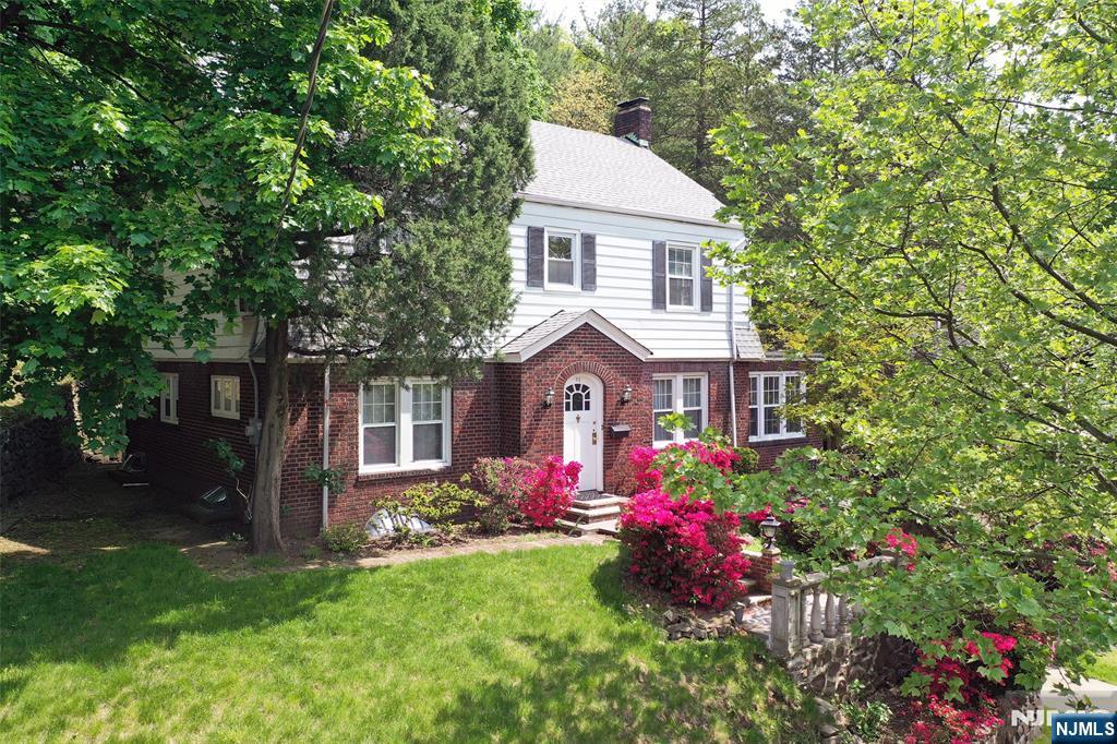 Property for Sale at 85 Paulin Boulevard, Leonia, New Jersey - Bedrooms: 5 
Bathrooms: 4.5 
Rooms: 9  - $899,000