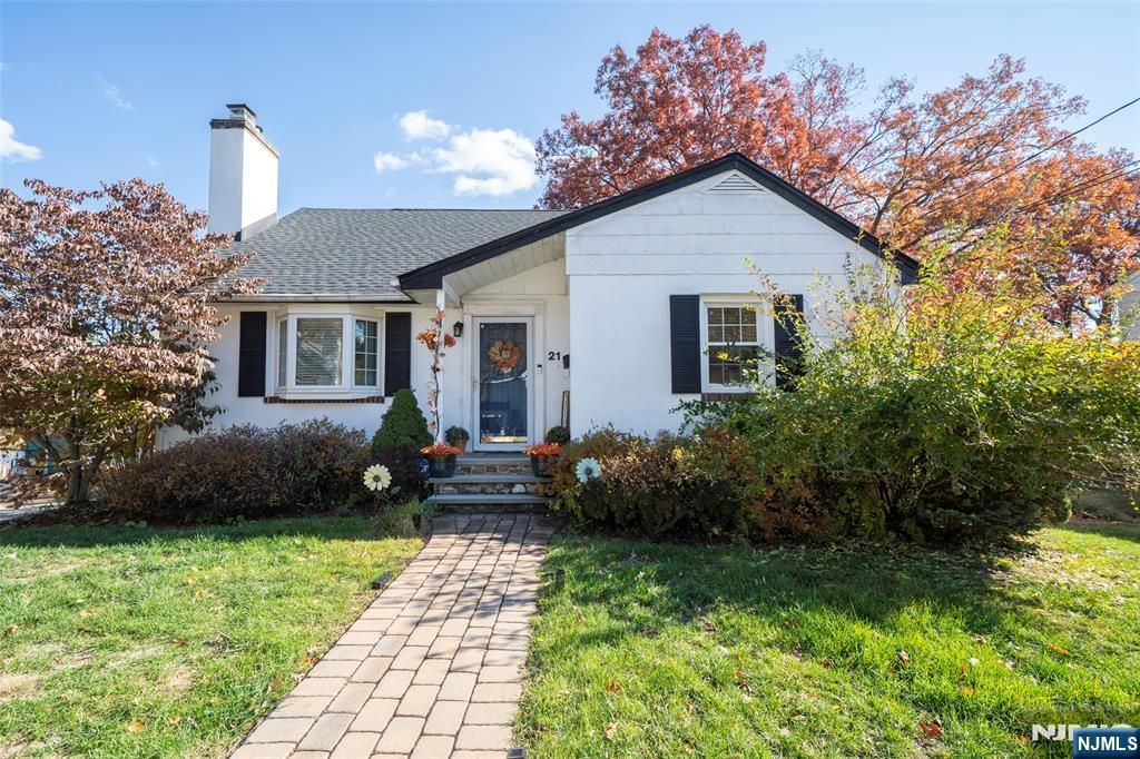 Photo of 21 Sunrise Avenue, Bloomingdale, NJ 07403 (MLS # 25039922)
