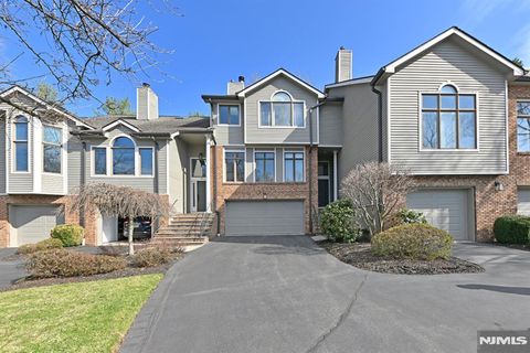 Photo of 64 Lakeview Drive, Old Tappan, NJ 07675 (MLS # 26010085)