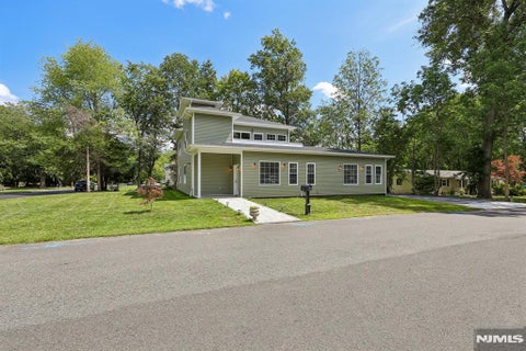 Photo of 34 Gates Avenue, Warren, NJ 07059 (MLS # 26031551)