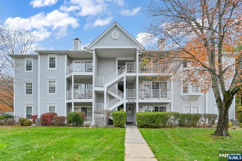 Photo of 353 Cottonwood, Mahwah, NJ 07430 (MLS # 25039043)