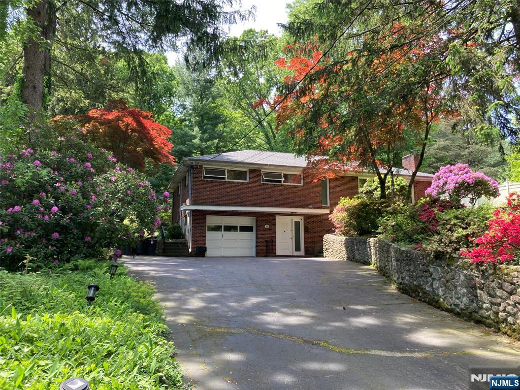 75 Glen Rd, Woodcliff Lake, New Jersey - 3 Bedrooms  
3 Bathrooms  
8 Rooms - 