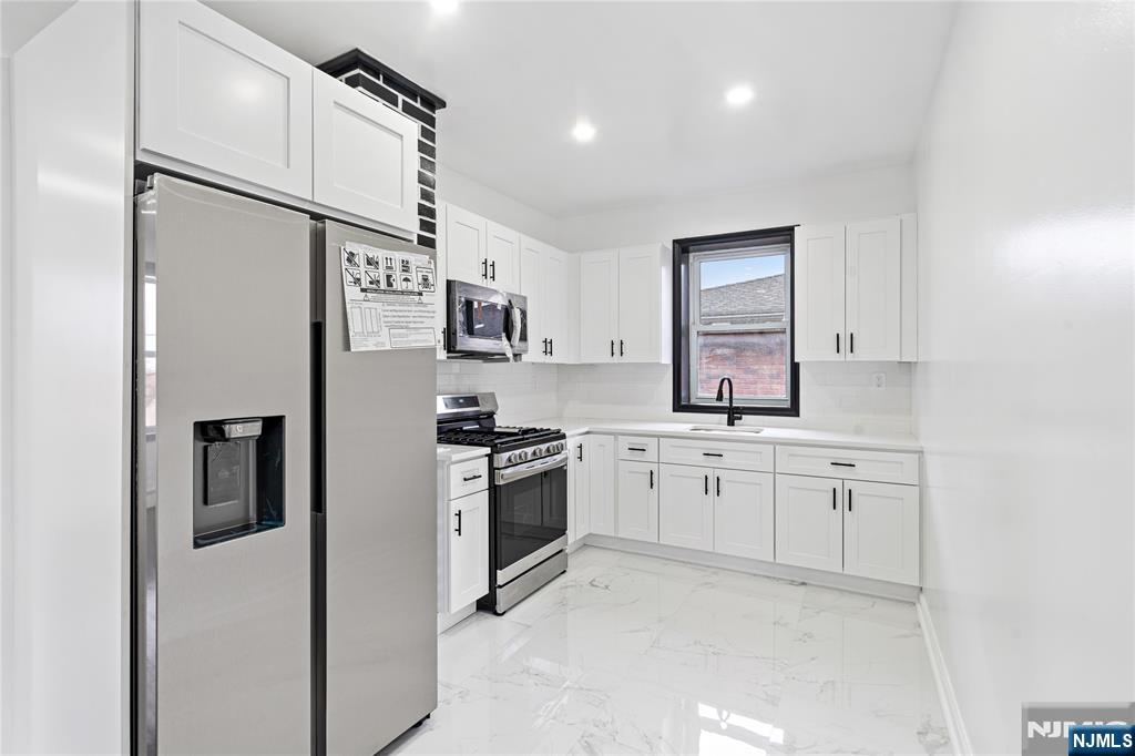 263 Westminster Pl Fl 2, Lodi, New Jersey - 2 Bedrooms  
1 Bathrooms  
5 Rooms - 