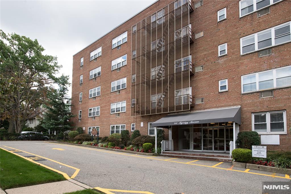 215 Aycrigg Ave, Passaic, New Jersey - 1 Bedrooms  
1 Bathrooms  
3 Rooms - 