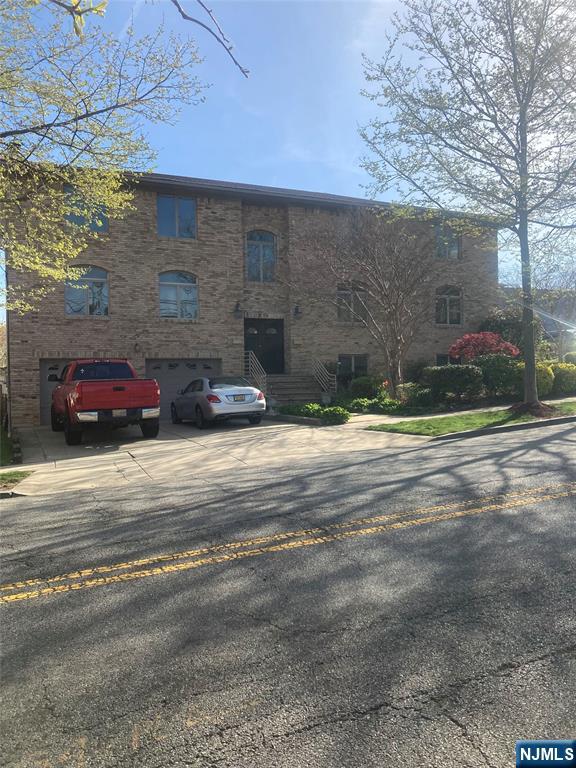 573 Kingsland Ave, Lyndhurst, New Jersey - 3 Bedrooms  
2 Bathrooms  
6 Rooms - 
