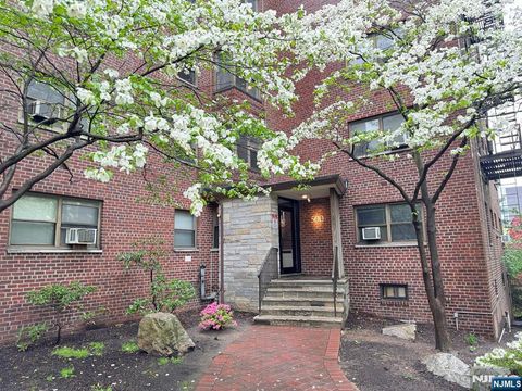 Photo of 500 Linwood Drive #2G, Fort Lee, NJ 07024 (MLS # 26025530)