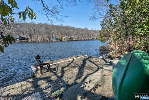 27 Middle Road Bloomingdale NJ 07420