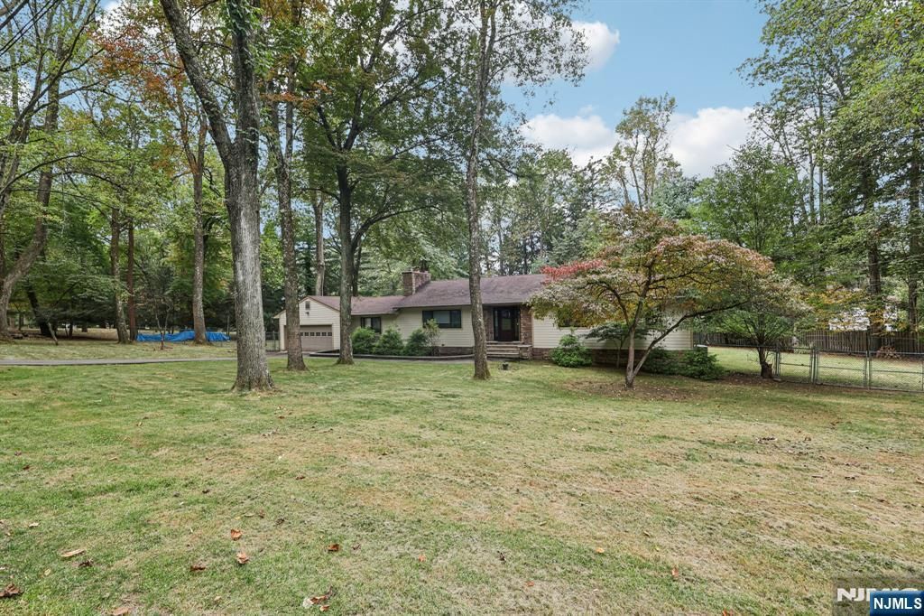 Photo of 23 Plymouth Drive, Upper Saddle River, NJ 07458 (MLS # 25030756)