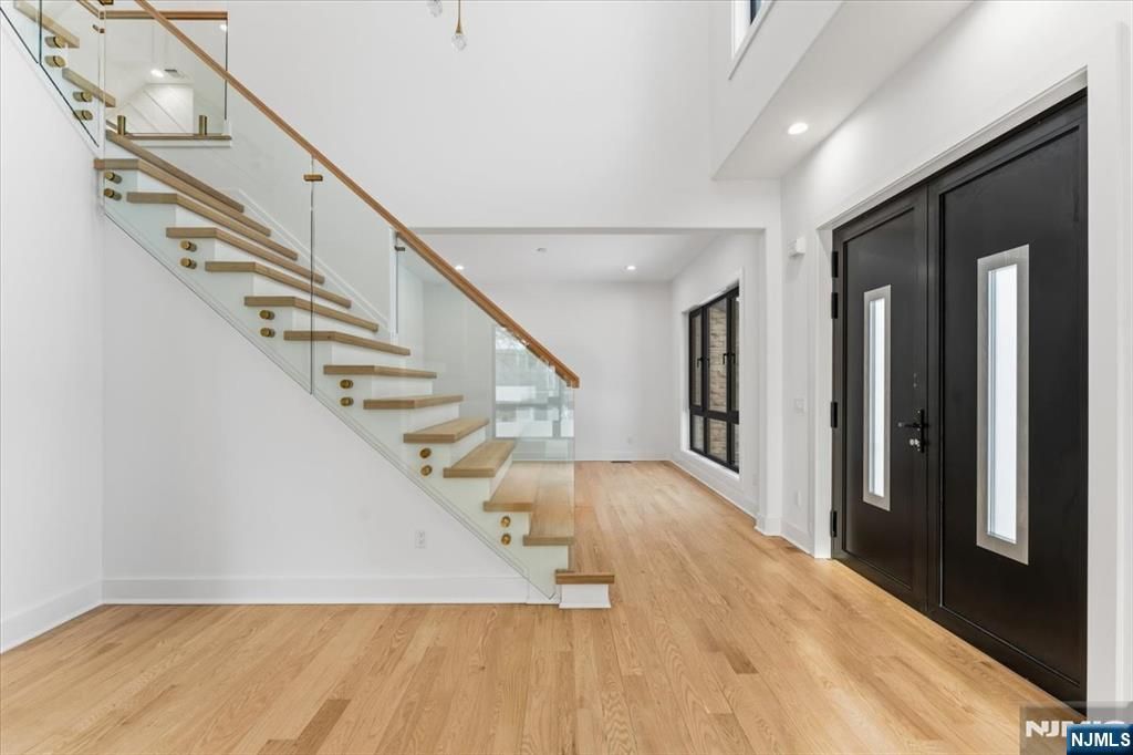 Photo of 83 Falcon Road, Livingston, NJ 07039 (MLS # 25043993)