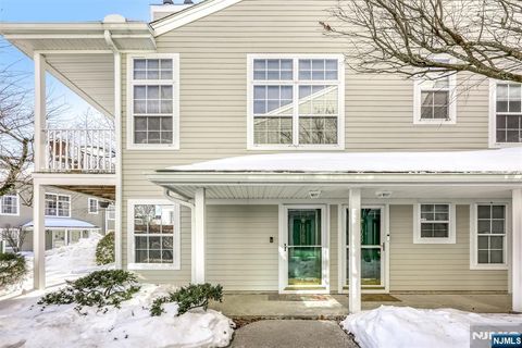 Photo of 1068 Cambridge Ct, Mahwah, NJ 07430 (MLS # 26004912)