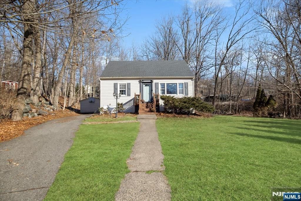 Photo of 16 Wildwood Terrace, Ringwood, NJ 07456 (MLS # 26001308)