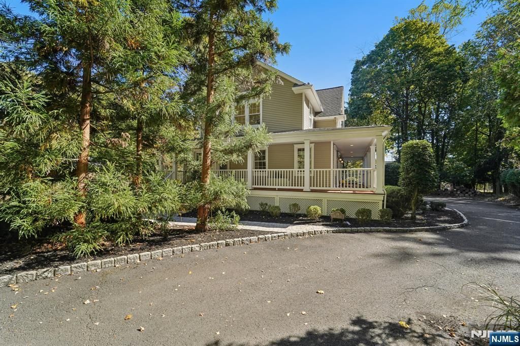 Photo of 24 Scott Court, Allendale, NJ 07401 (MLS # 25036131)