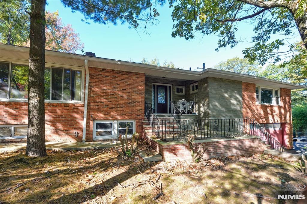 Photo of 27 Edgemont Rd, West Orange, NJ 07052 (MLS # 25037473)