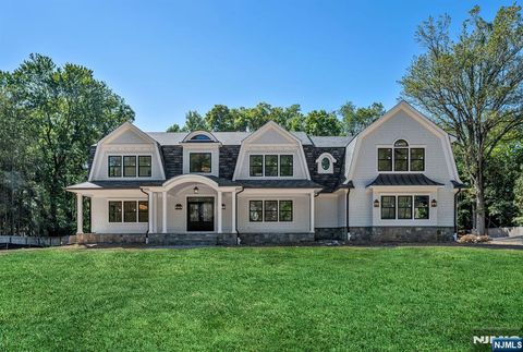 Photo of 46 Locust Lane, Upper Saddle River, NJ 07458 (MLS # 25035317)