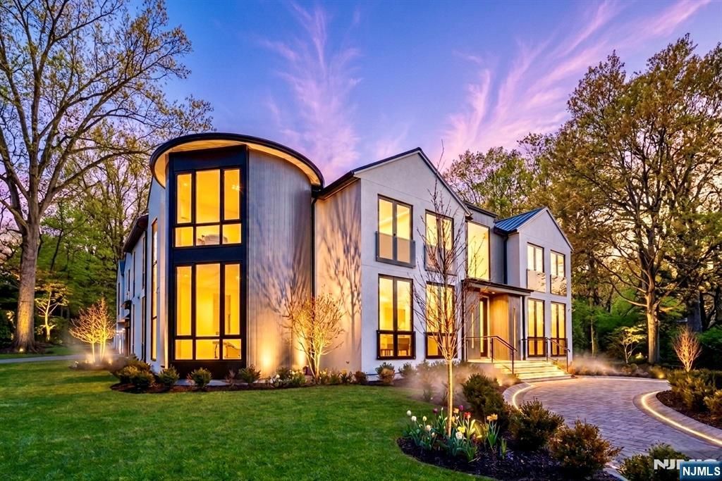 Photo of 11 Roberts Road, Englewood Cliffs, NJ 07632 (MLS # 26007866)