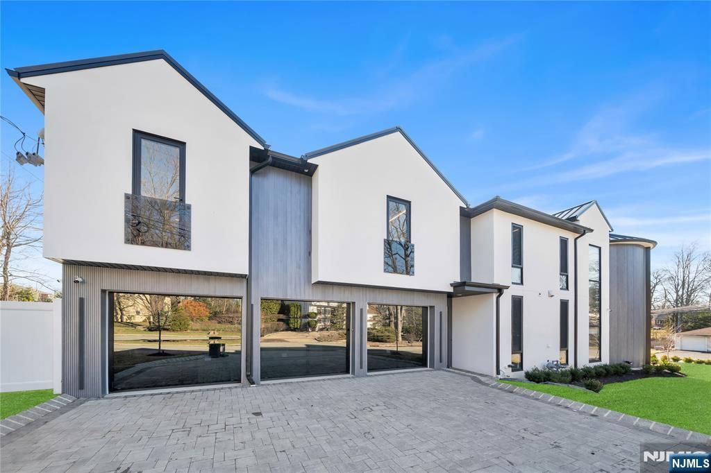 Photo of 11 Roberts Road, Englewood Cliffs, NJ 07632 (MLS # 26007866)