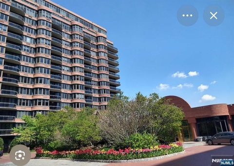 Photo of 100 Carlyle #4EN, Cliffside Park, NJ 07010 (MLS # 25042304)