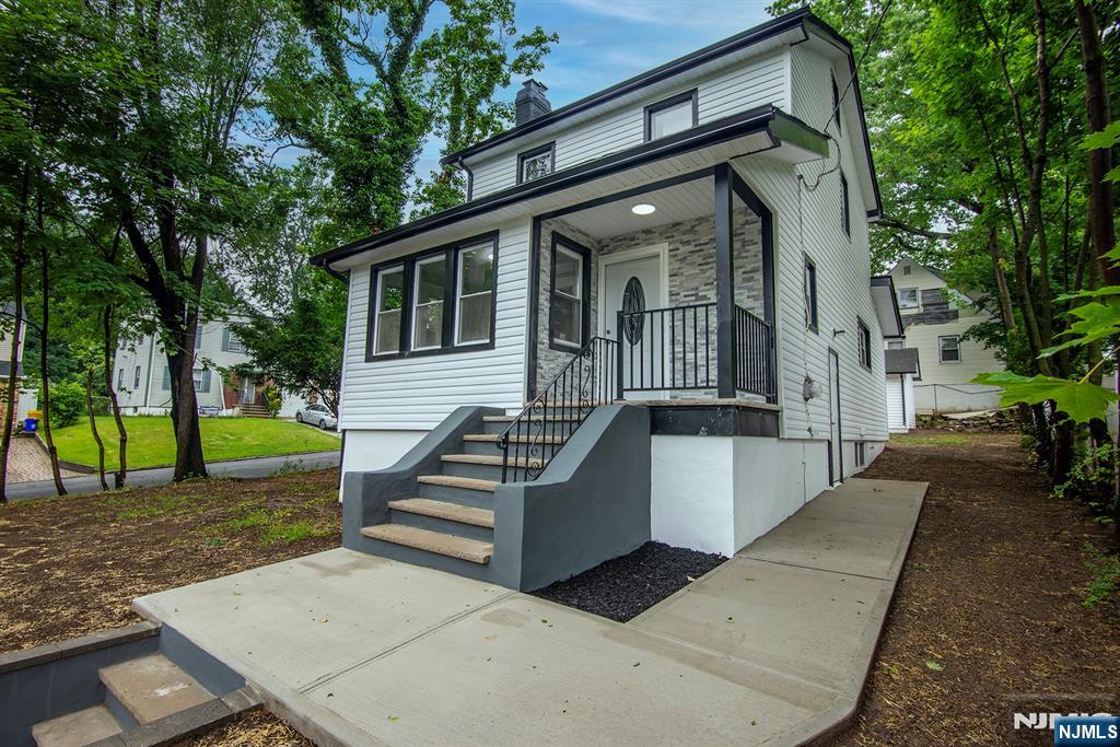 1470 Gaylord Terrace, Teaneck, New Jersey - 3 Bedrooms  
2 Bathrooms  
6 Rooms - 