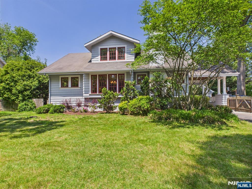 Property for Sale at 347 Linwood Avenue, Ridgewood, New Jersey - Bedrooms: 4 
Bathrooms: 3 
Rooms: 7  - $839,000
