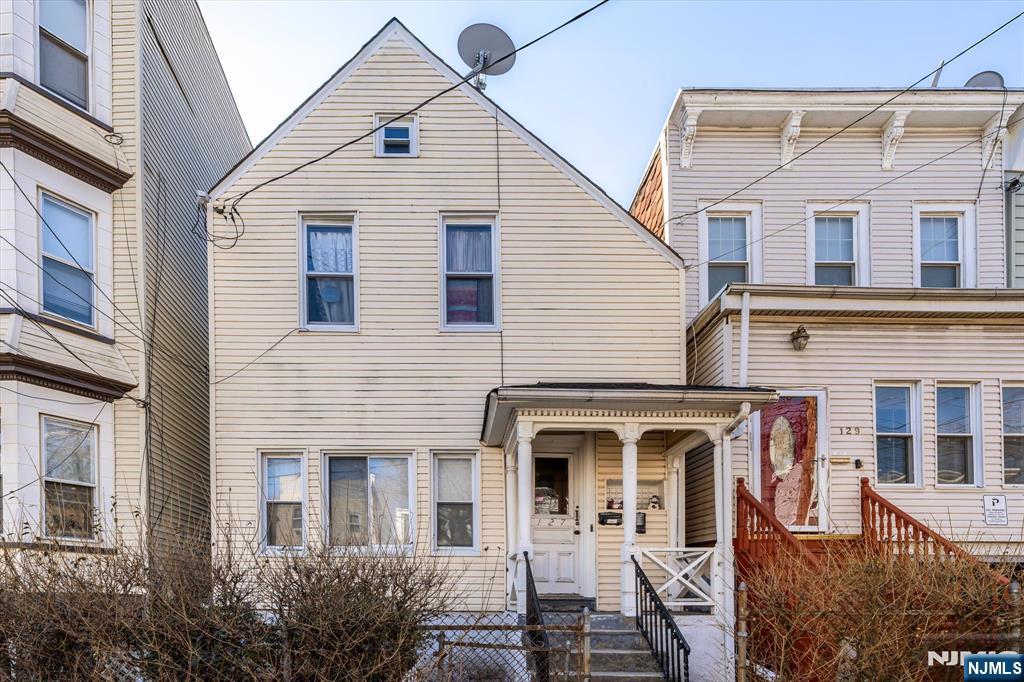 127 Hutton St, Jersey City, New Jersey - 4 Bedrooms  
3 Bathrooms  
10 Rooms - 