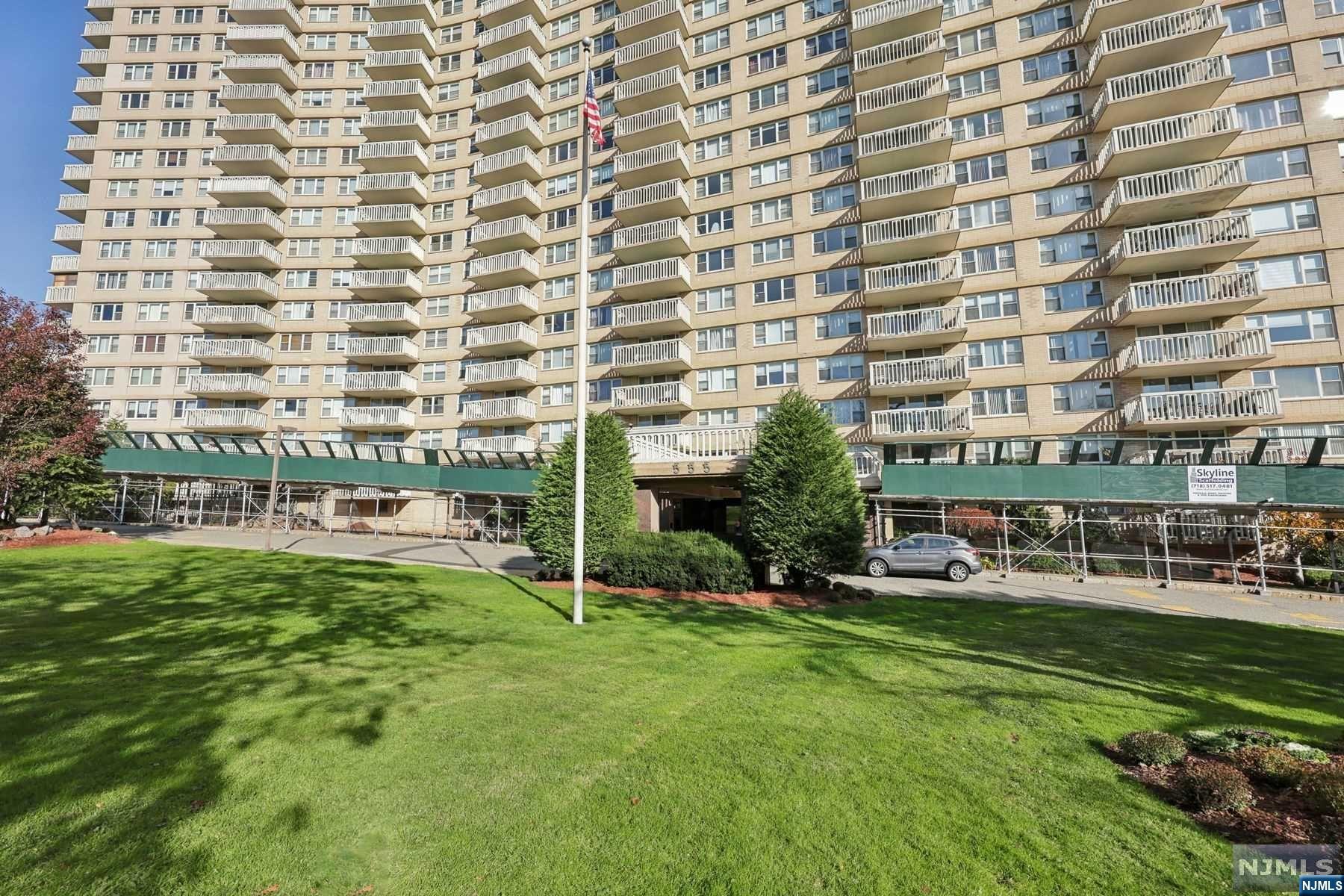 555 North Avenue 8M, Fort Lee, New Jersey - 2 Bedrooms  
2 Bathrooms - 