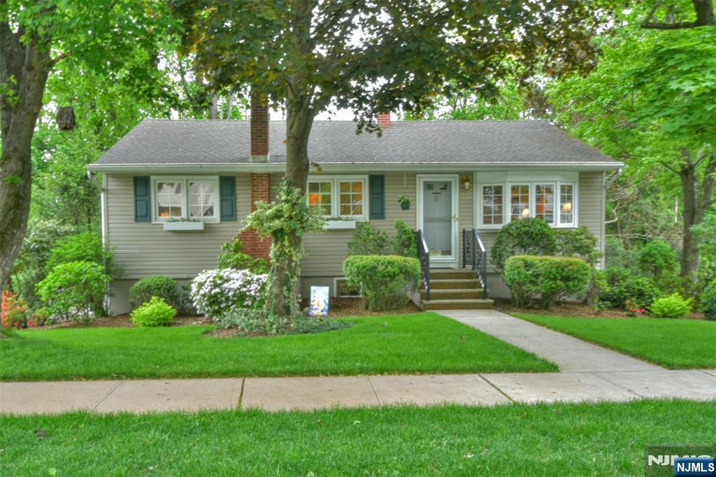 Property for Sale at 121 Red Twig Trail, Bloomingdale, New Jersey - Bedrooms: 4 
Bathrooms: 2 
Rooms: 8  - $529,000