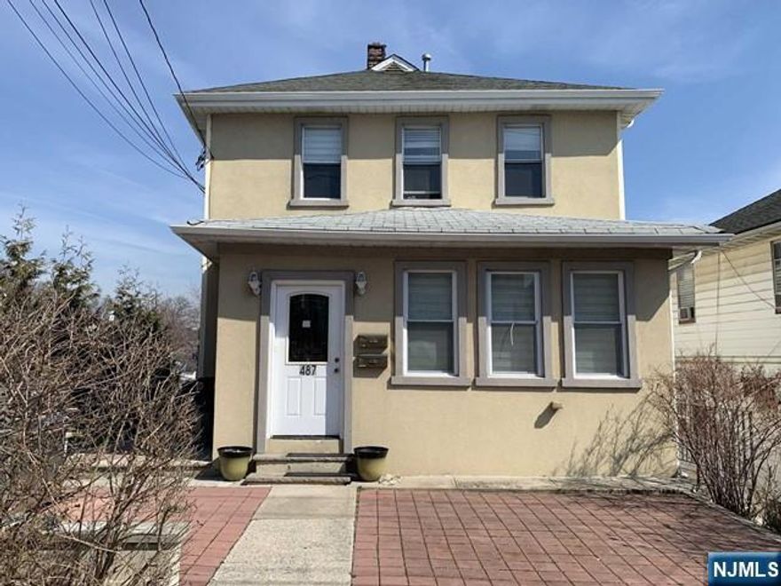 LOCATION LOCATION! BEAUTIFULLY JUST RENOVATED 2BED &SMALL BED(OFFICE),2FULL BATH ON THE SECOND FLOOR. NEW BRIGHT KITCHEN W/ WHITE CABINET W/ QUARTZ COUNTER TOP,STAINLESS STEEL APPLIANCES.MODERN NEW 2 FULL BATHS.IN UNIT NEW LAUNDRY,OPEN SPACE W/ NEW HARDWOOD FLOORS THROUGHOUT. LIGHT FROM ALL SIDES. CENTER OF FORT LEE, CLOSE TO NEWYORK HWY ACCESS TO G.W TO NYC AND NYC BUS. CLOSE TO FORT LEE #2 SCHOOL,SHOPPING.VERY CONVENIENT.