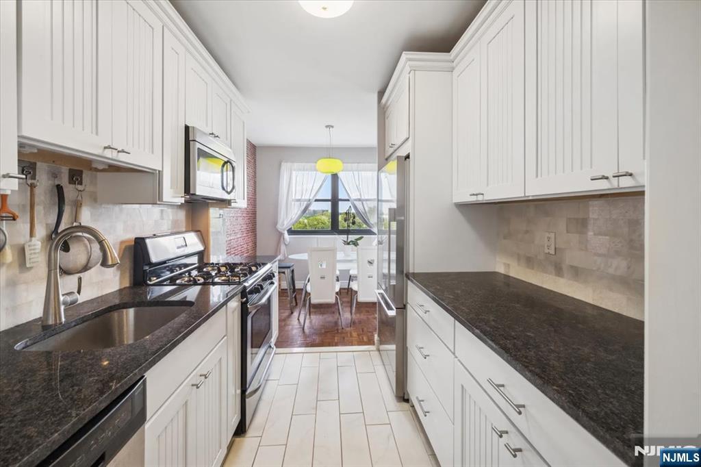 25 Grand Avenue 7B