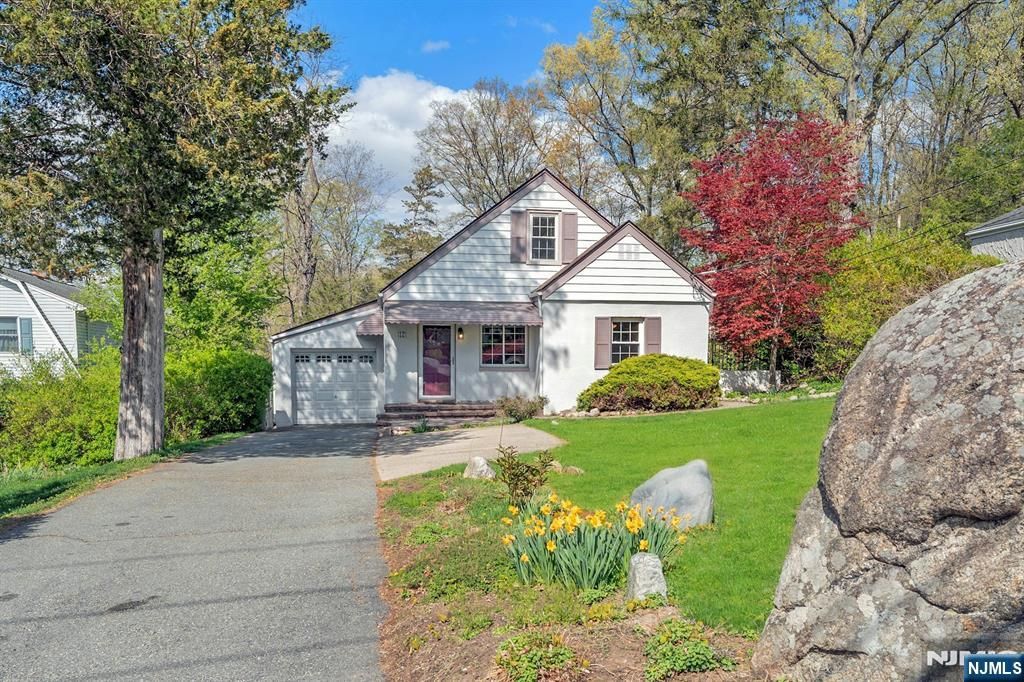 Photo of 17 Andrew Avenue, Oakland, NJ 07436 (MLS # 26013517)